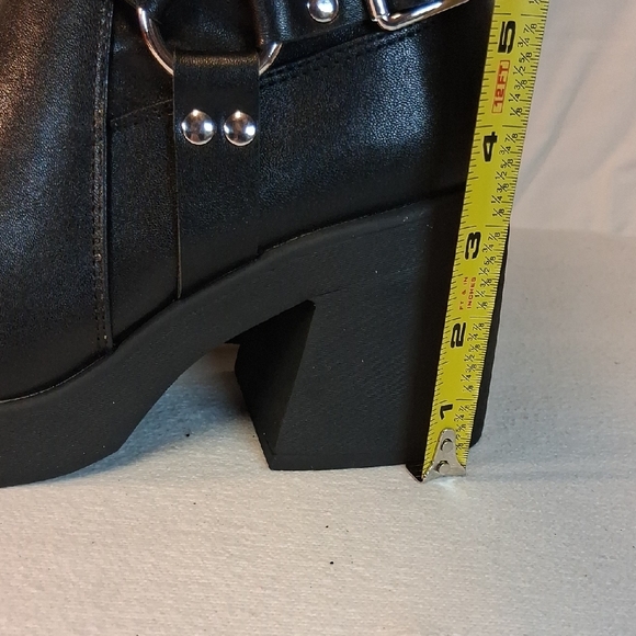 Elegant Black Heeled Boots - Picture 12 of 16